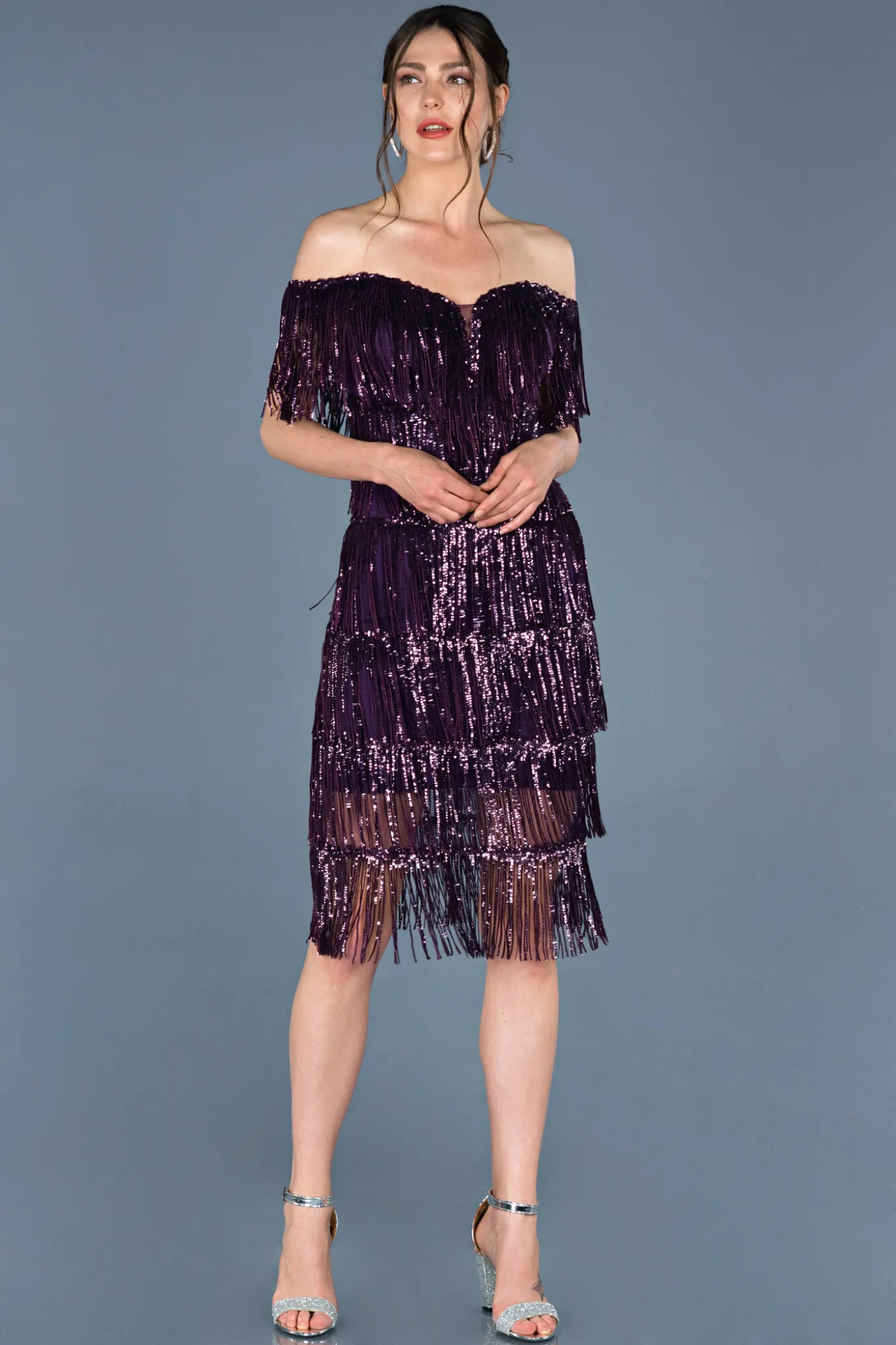 Abito viola tre quarti Moda Mania con frange decorative in paillettes e scollo a barchetta