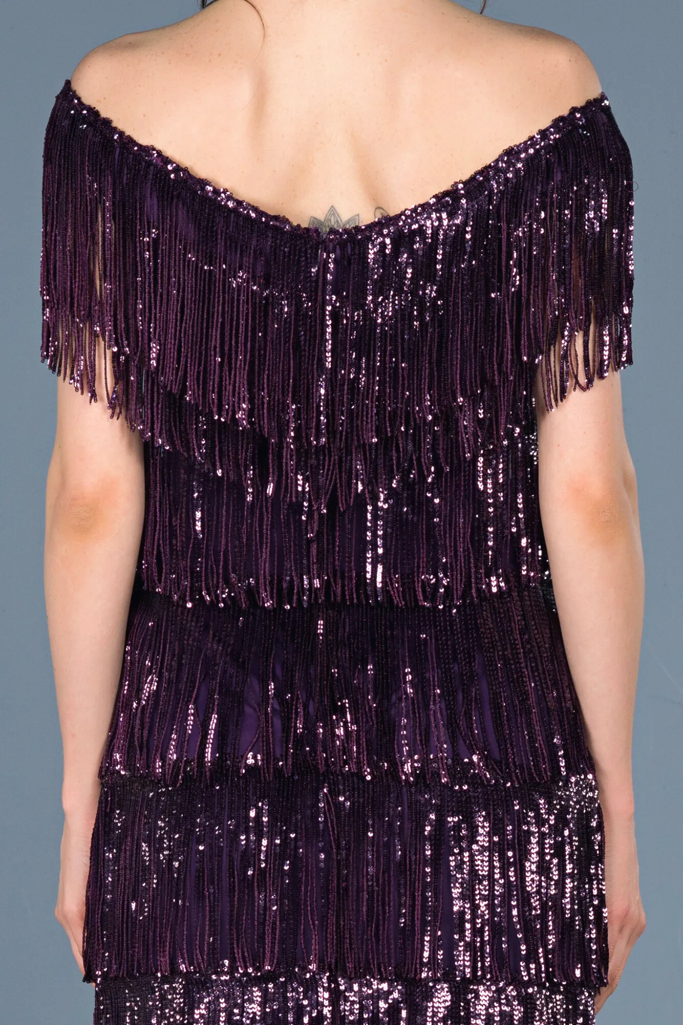 Abito viola tre quarti Moda Mania con frange decorative in paillettes e scollo a barchetta