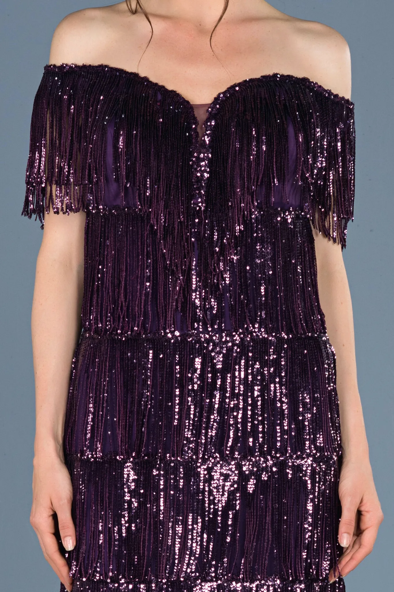 Abito viola tre quarti Moda Mania con frange decorative in paillettes e scollo a barchetta