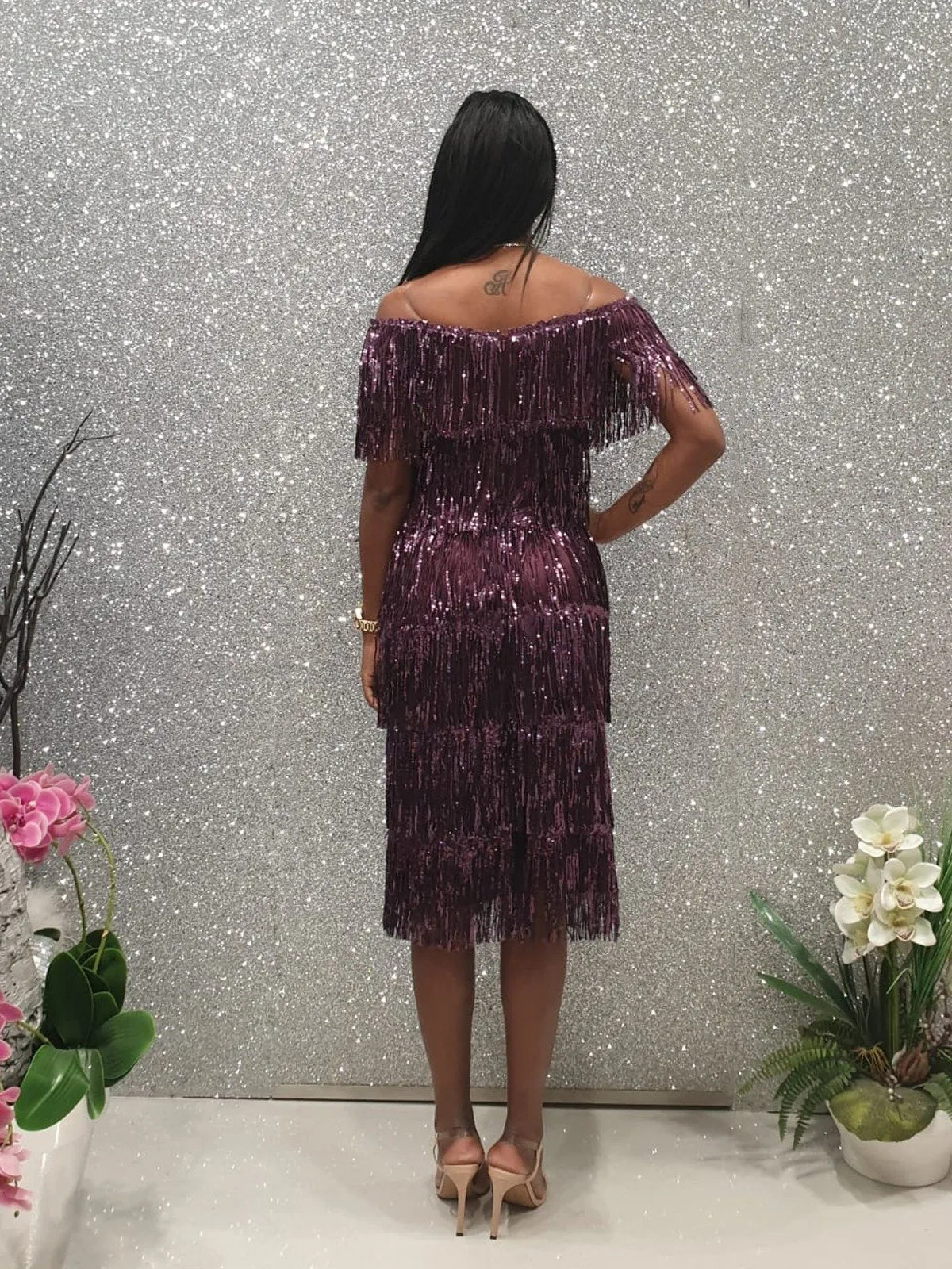 Abito viola tre quarti Moda Mania con frange decorative in paillettes e scollo a barchetta