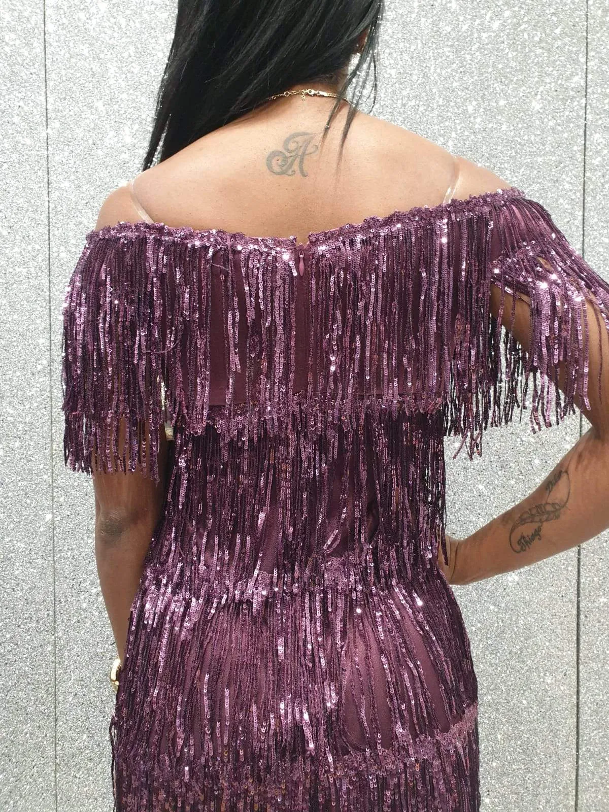 Abito viola tre quarti Moda Mania con frange decorative in paillettes e scollo a barchetta