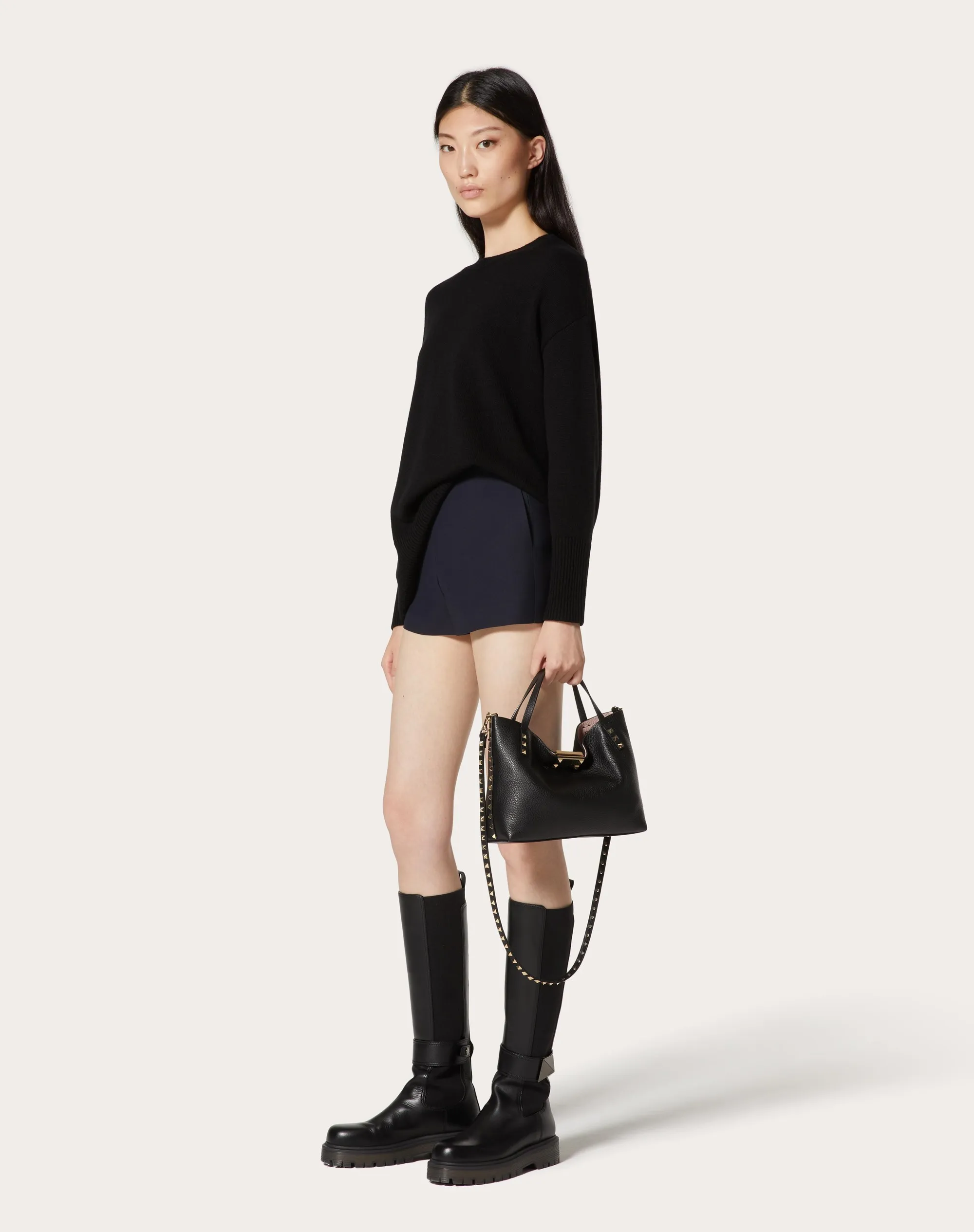 BORSA PICCOLA ROCKSTUD IN VITELLO GRANATO CON FODERA A CONTRASTO