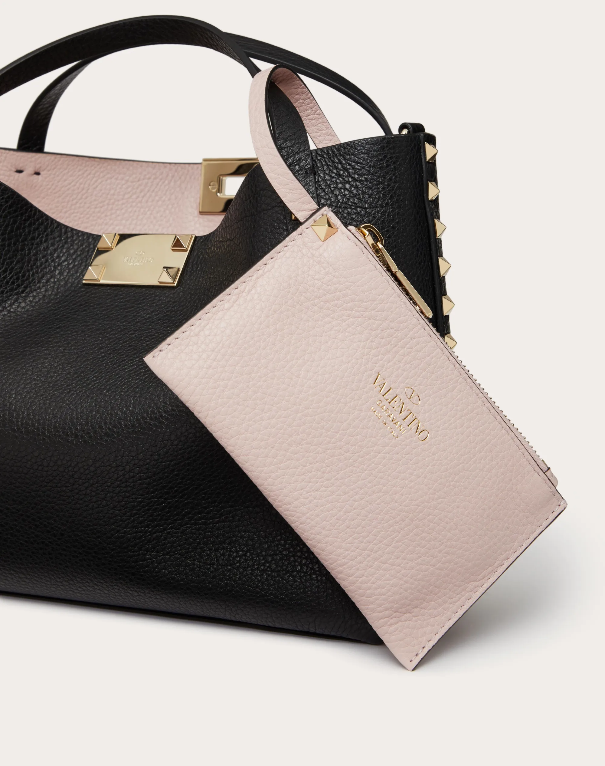 BORSA PICCOLA ROCKSTUD IN VITELLO GRANATO CON FODERA A CONTRASTO