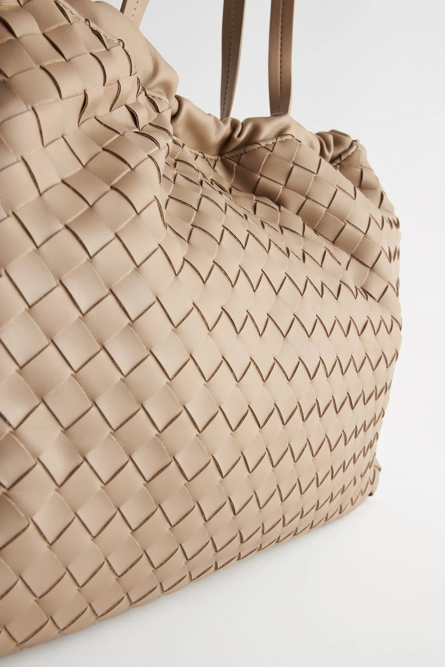 Borsa sulle spalle intrecciata con portachiavi a forma di spina