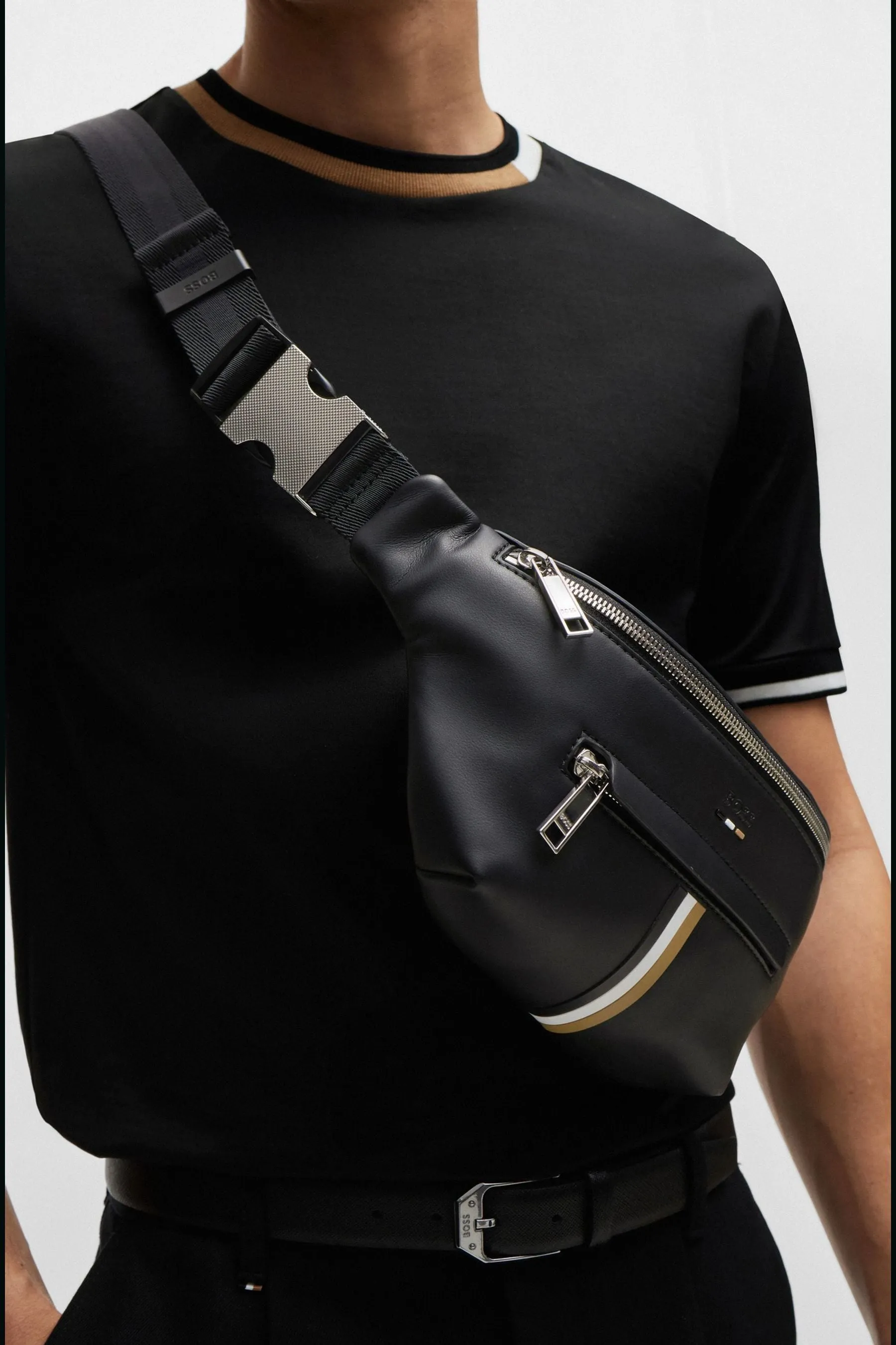 BOSS - Borsa con cintura in pelle sintetica e Signature A righe