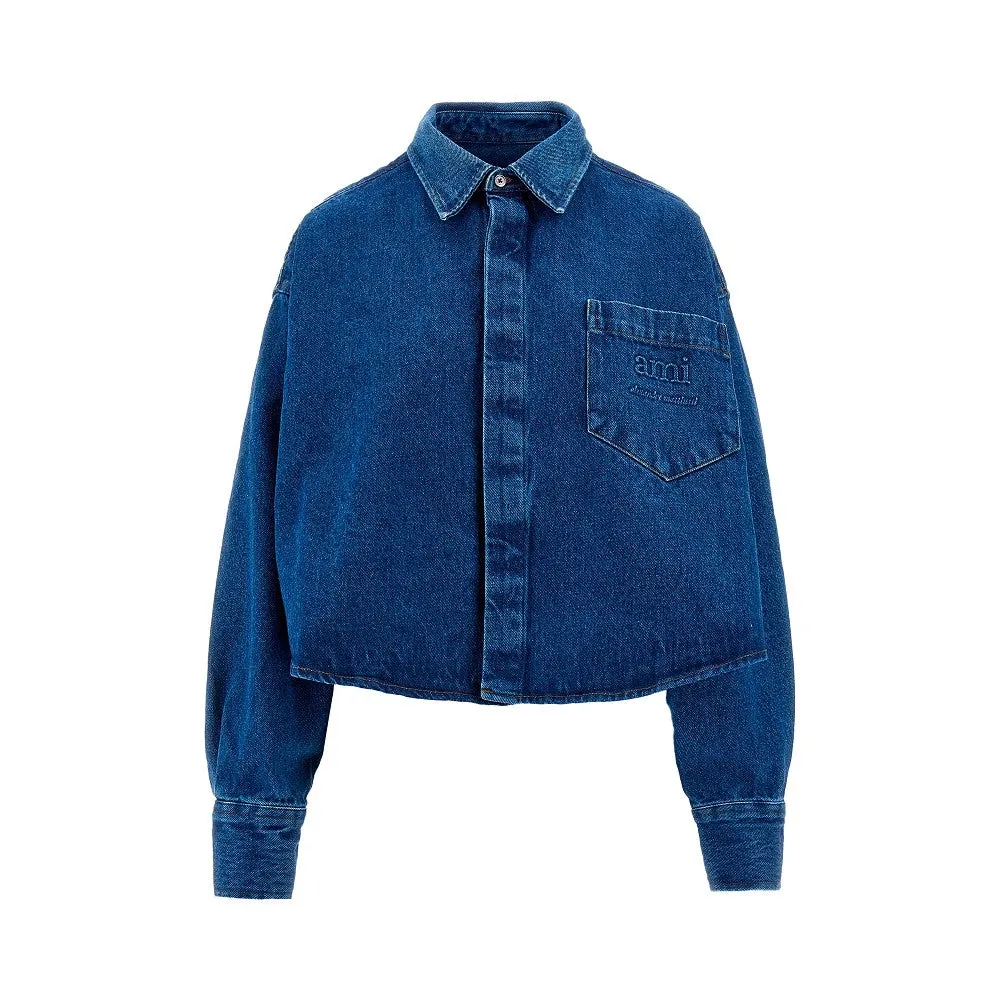 Camicia cropped in denim con logo goffrato
