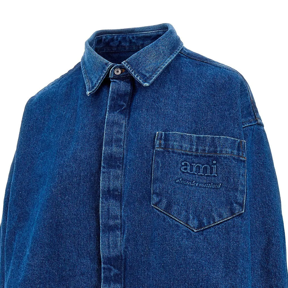 Camicia cropped in denim con logo goffrato