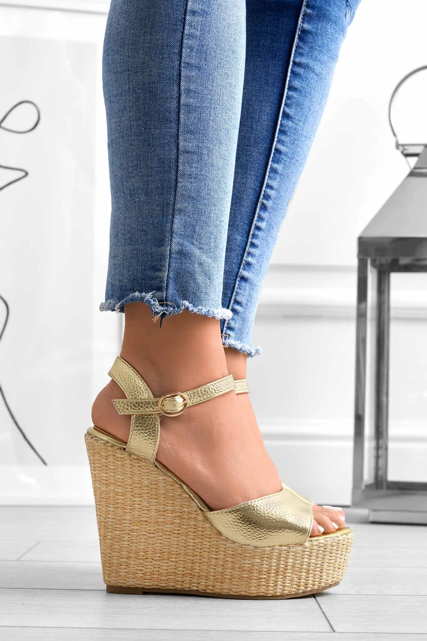 DAKOTA - Sandali Alexoo oro metallizzati con zeppa