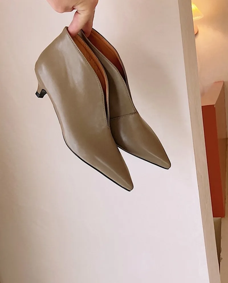 French Retro Cowhide Mid-heeled Ankle Boots With Temperament V-mouth Witch Shoes Pointed Toe Cat-heel Nude Boots Small H