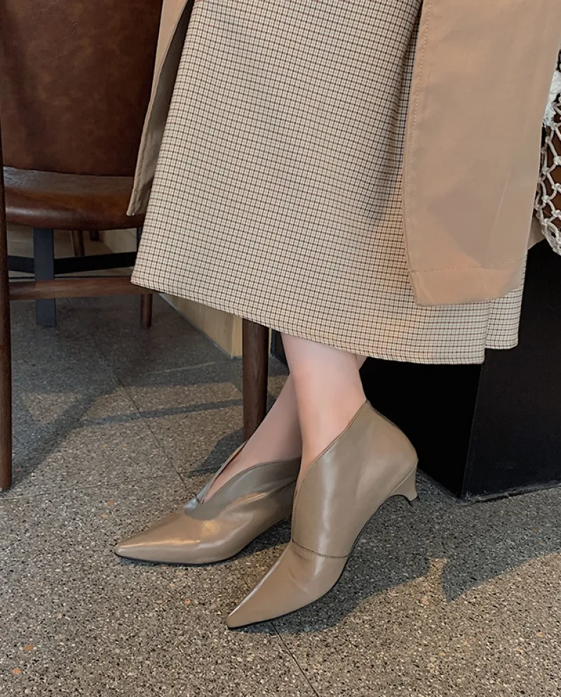 French Retro Cowhide Mid-heeled Ankle Boots With Temperament V-mouth Witch Shoes Pointed Toe Cat-heel Nude Boots Small H