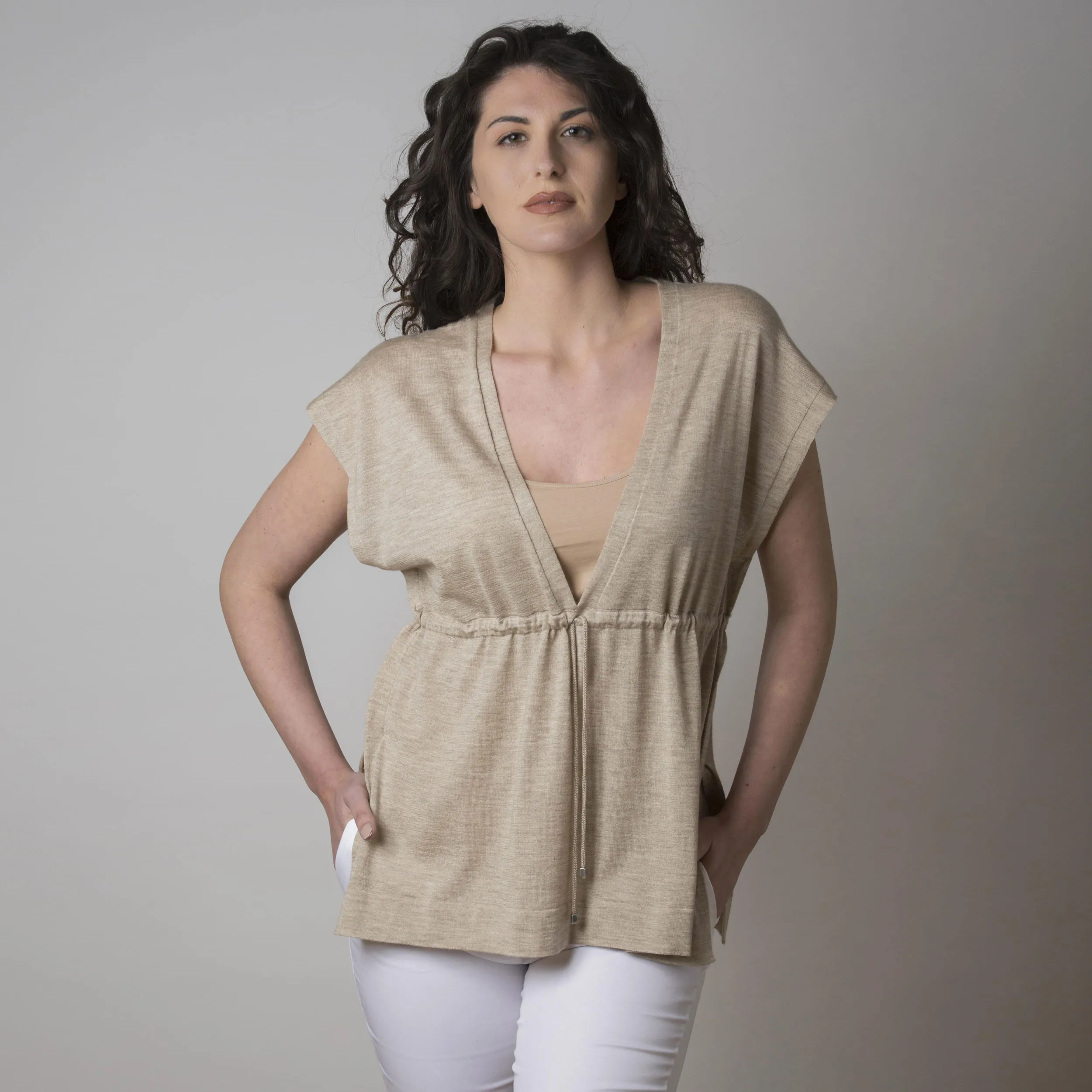 Maglia in cashmere e seta e lacci tortora