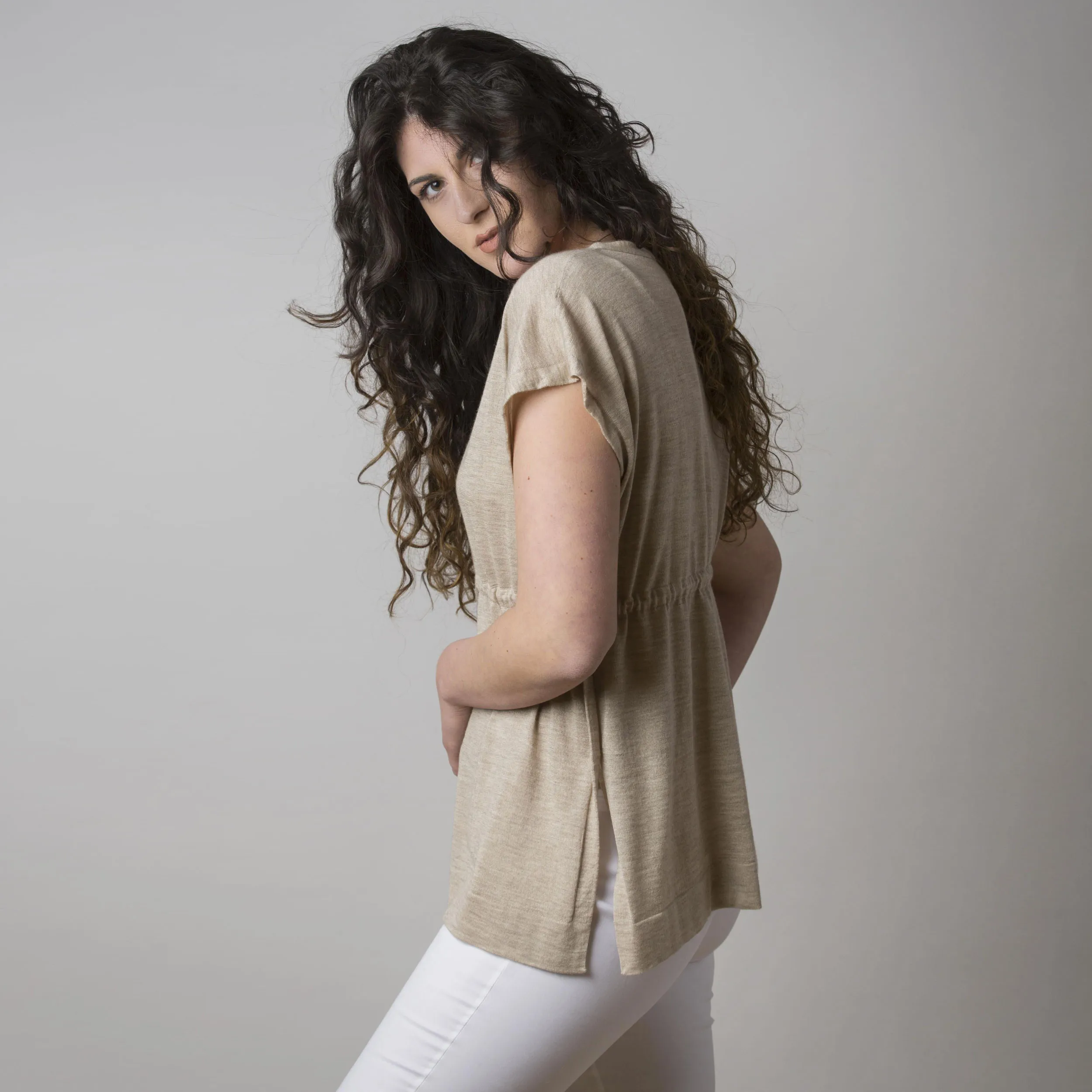 Maglia in cashmere e seta e lacci tortora