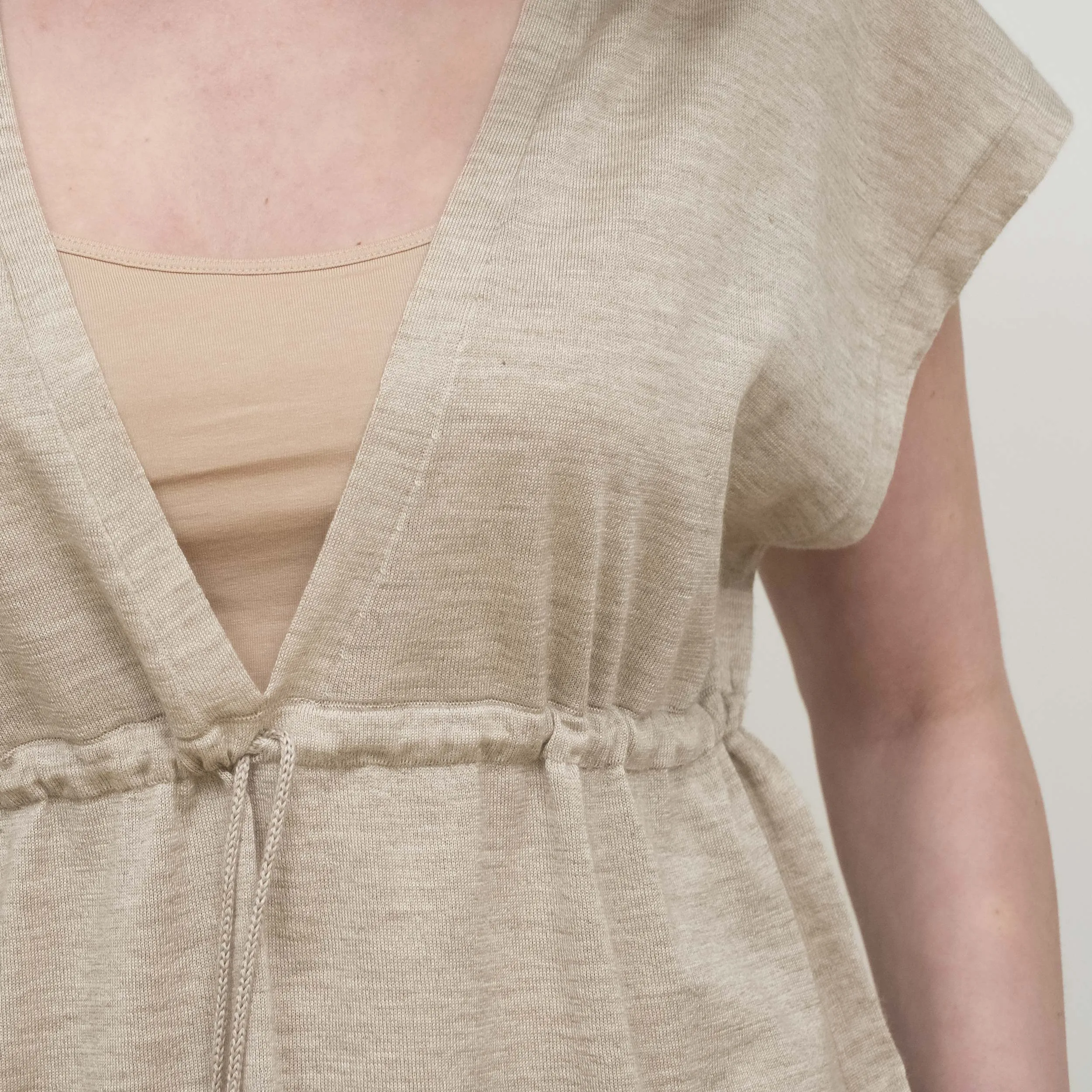 Maglia in cashmere e seta e lacci tortora