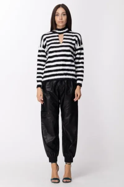Maglia righe con scollo a goccia RIGA NEVE/NERO