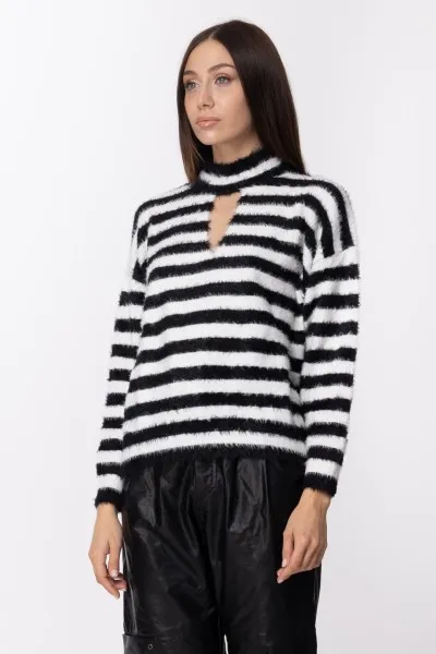 Maglia righe con scollo a goccia RIGA NEVE/NERO