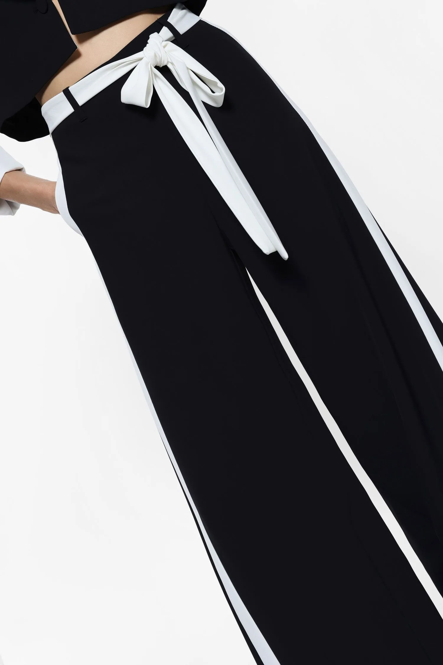   Pantaloni a palazzo con cintura a fiocco     