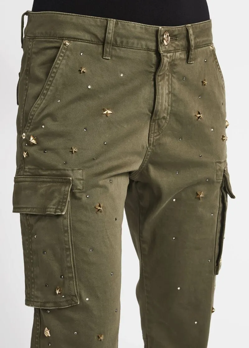 Pantaloni cargo con borchie