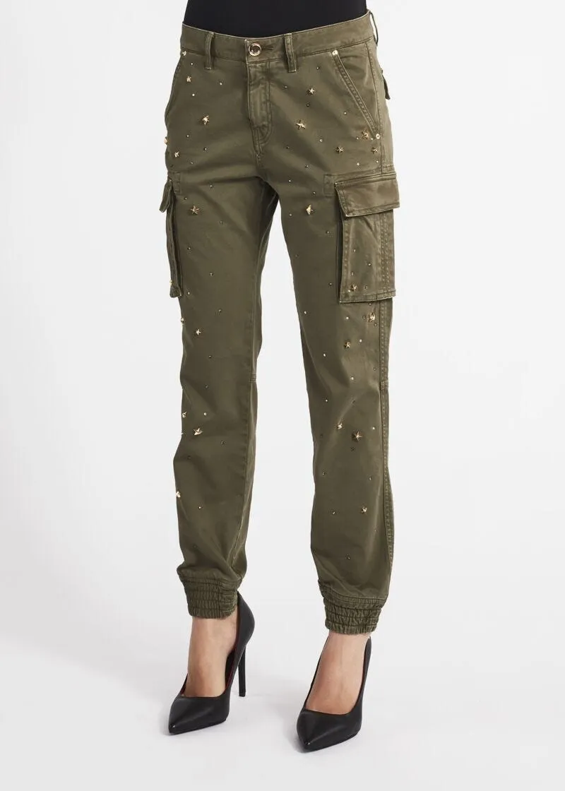 Pantaloni cargo con borchie