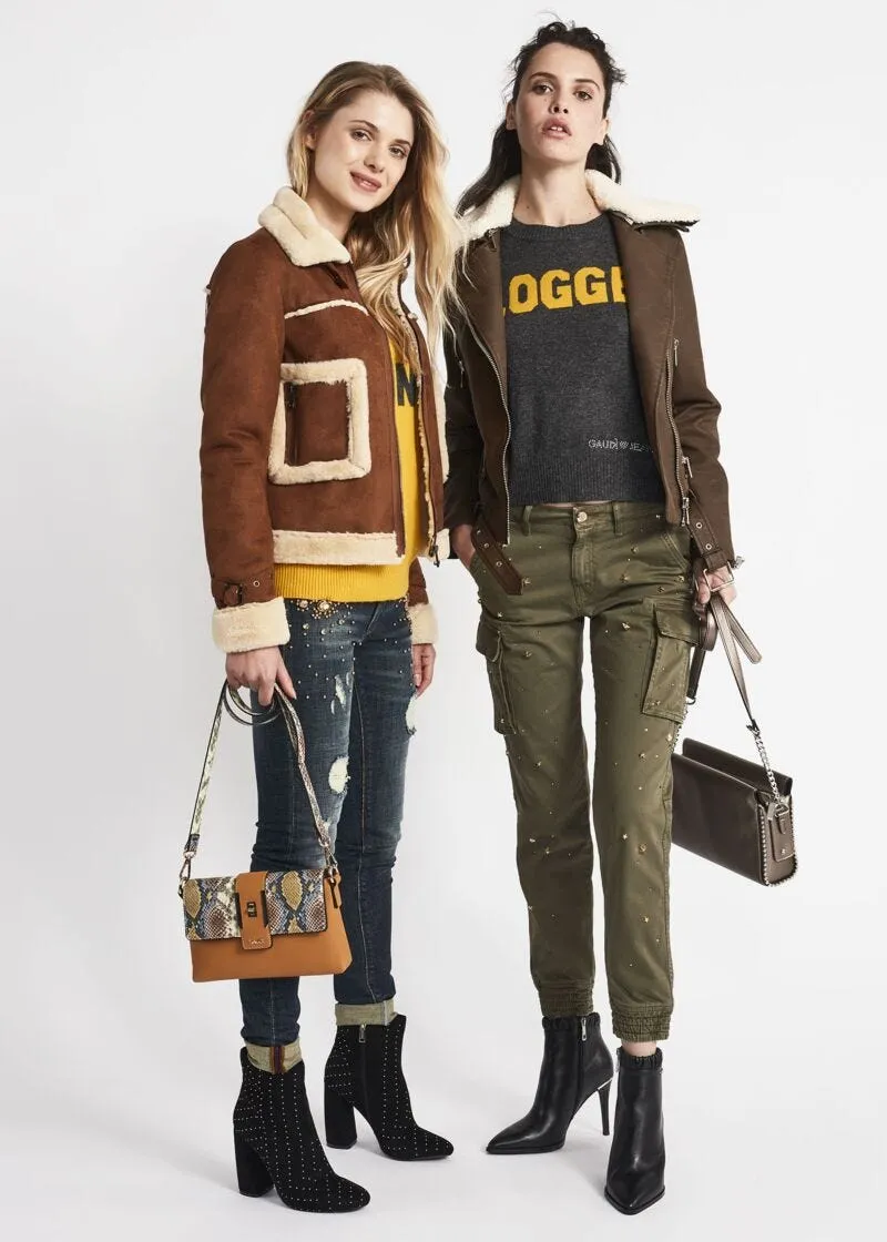 Pantaloni cargo con borchie