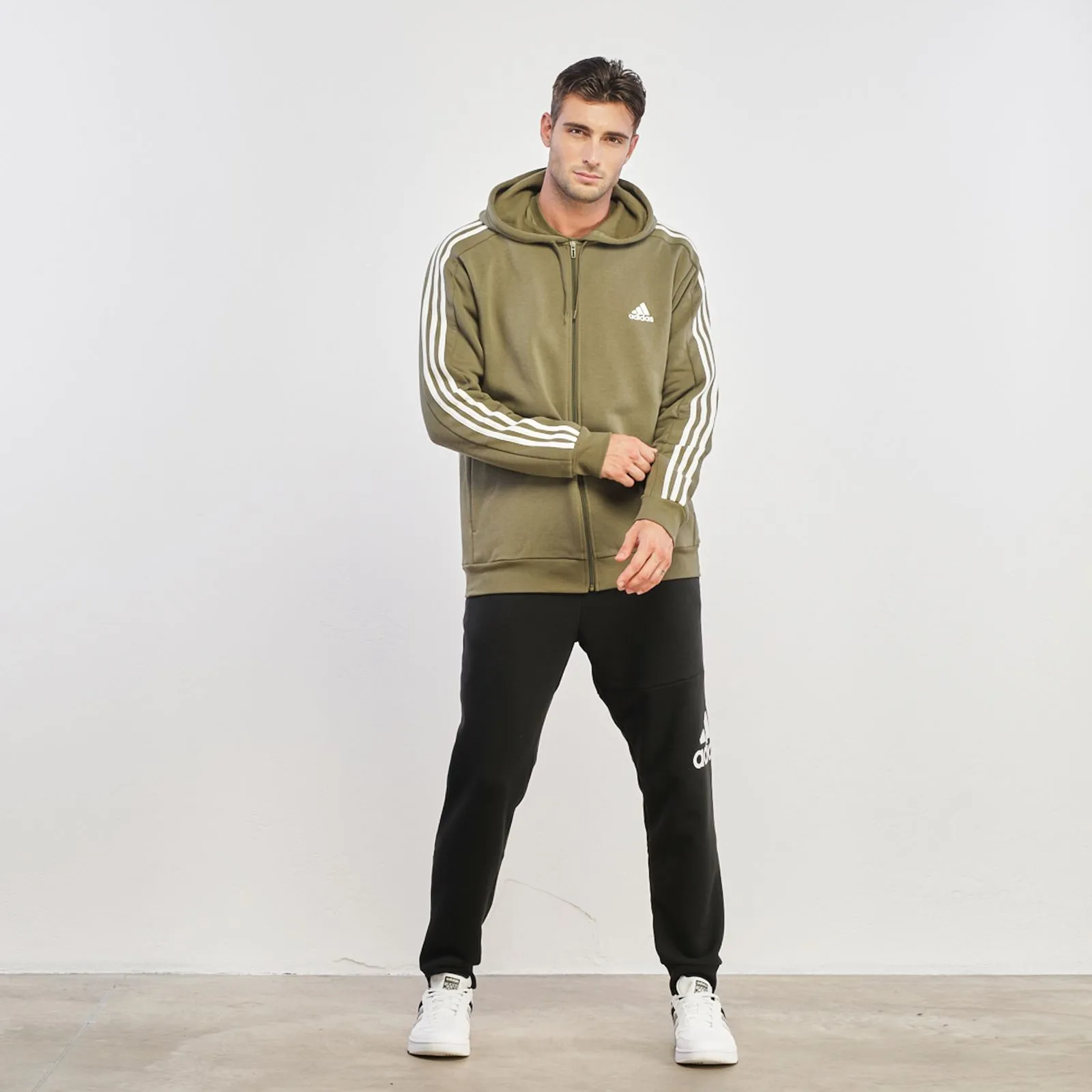 Pantaloni neri con logo laterale