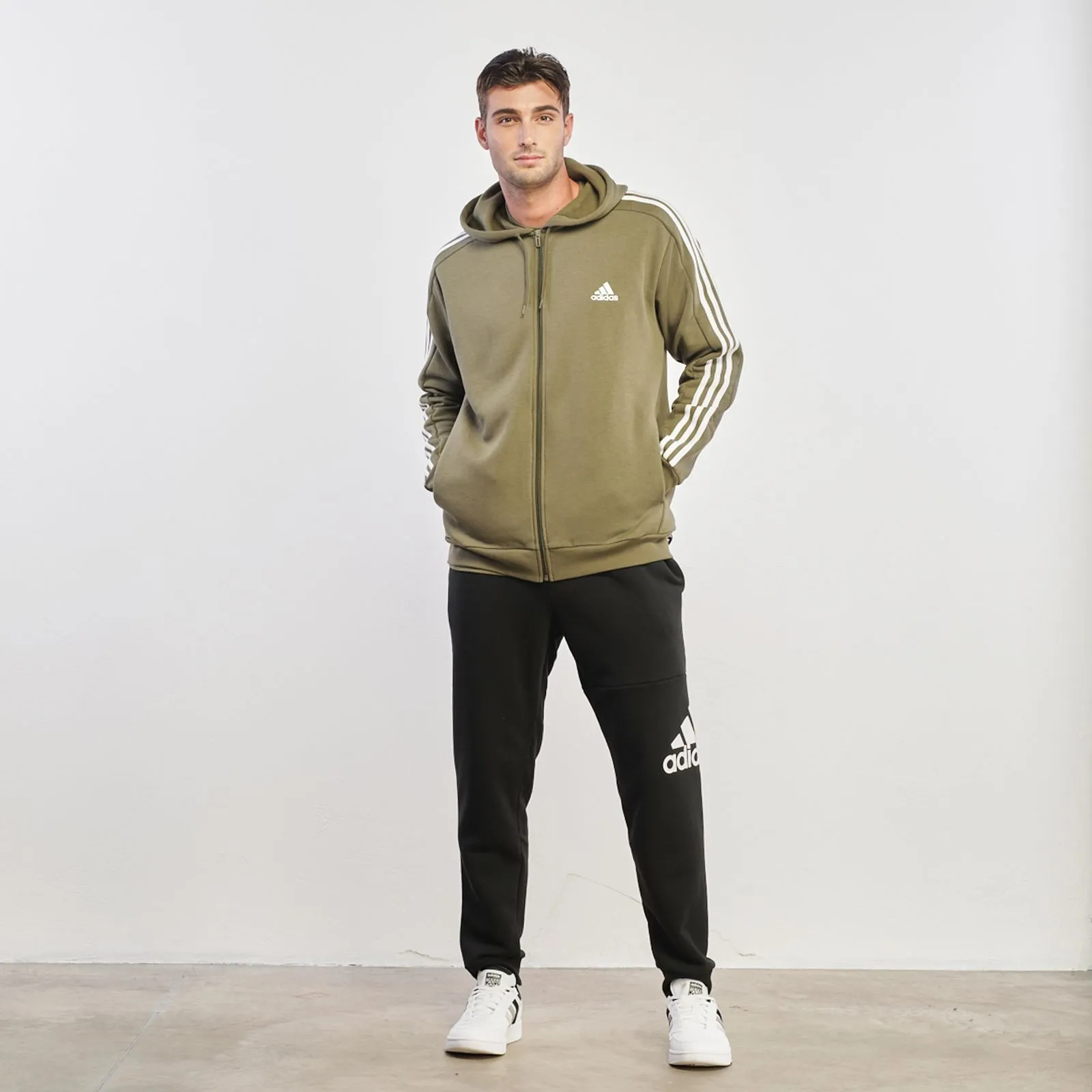 Pantaloni neri con logo laterale