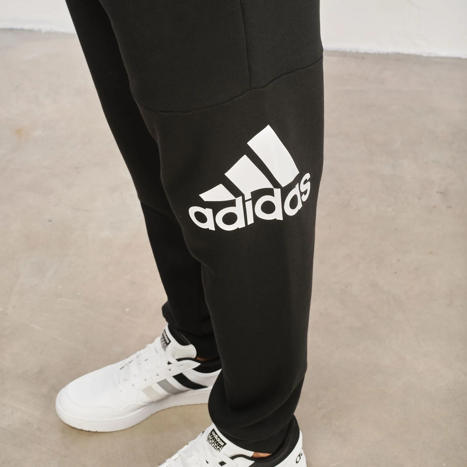 Pantaloni neri con logo laterale