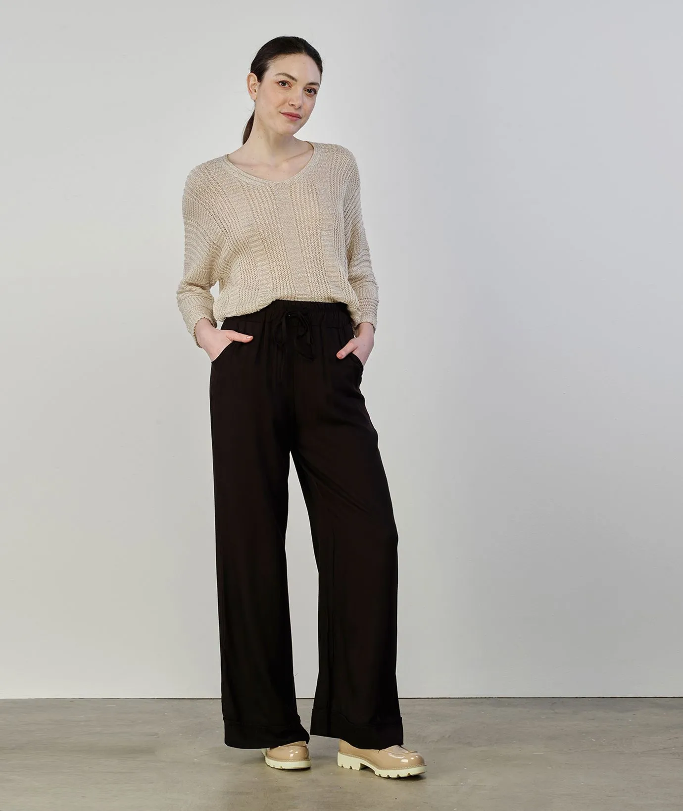 Pantaloni neri con risvolto e coulisse