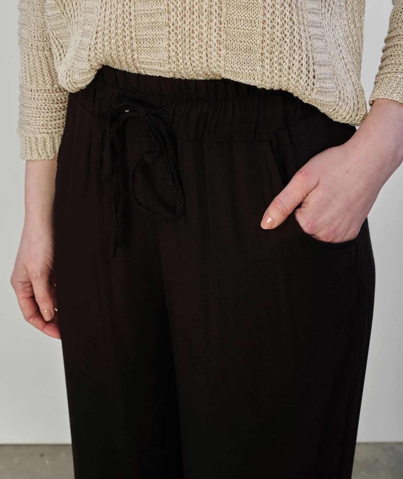 Pantaloni neri con risvolto e coulisse