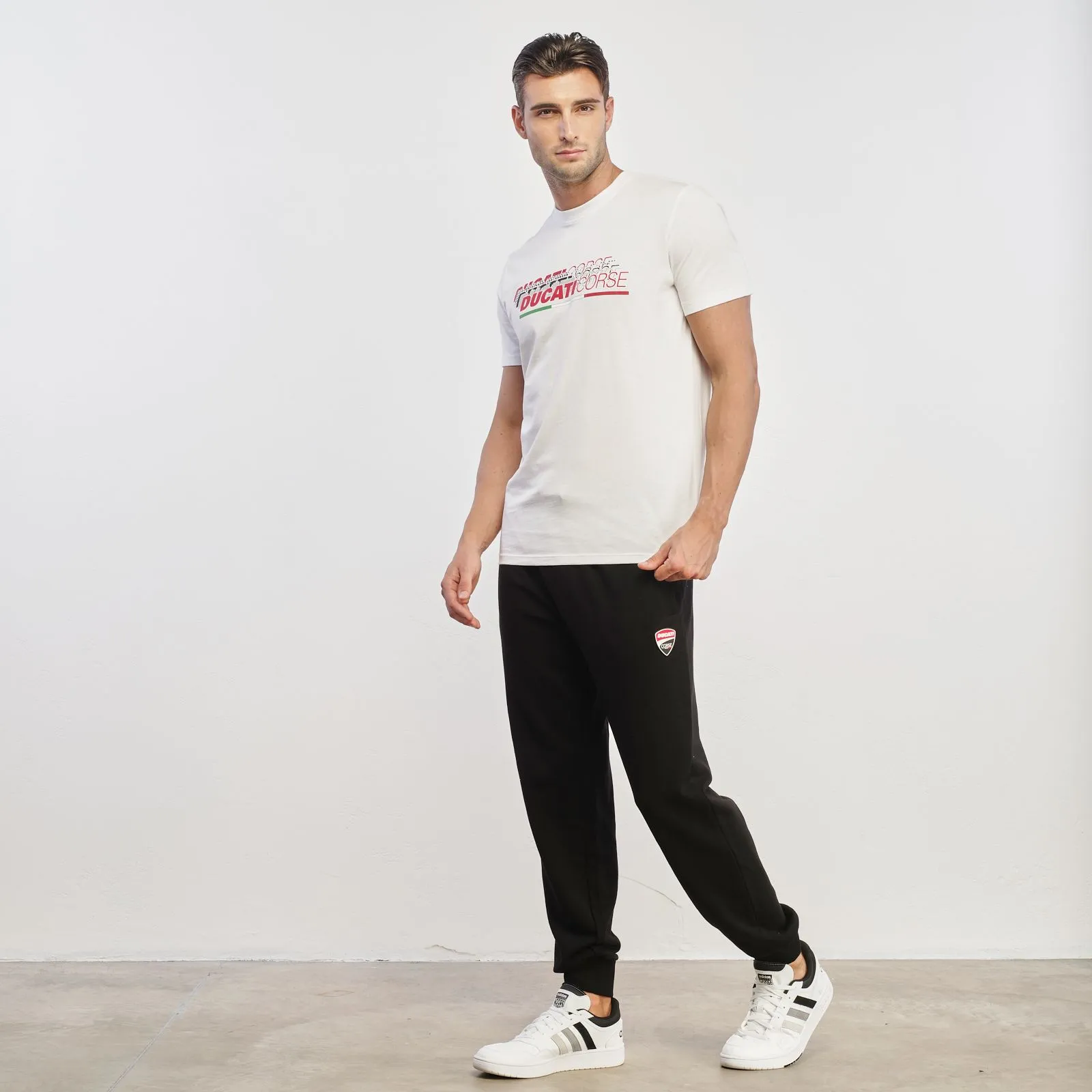Pantaloni neri in tuta con logo