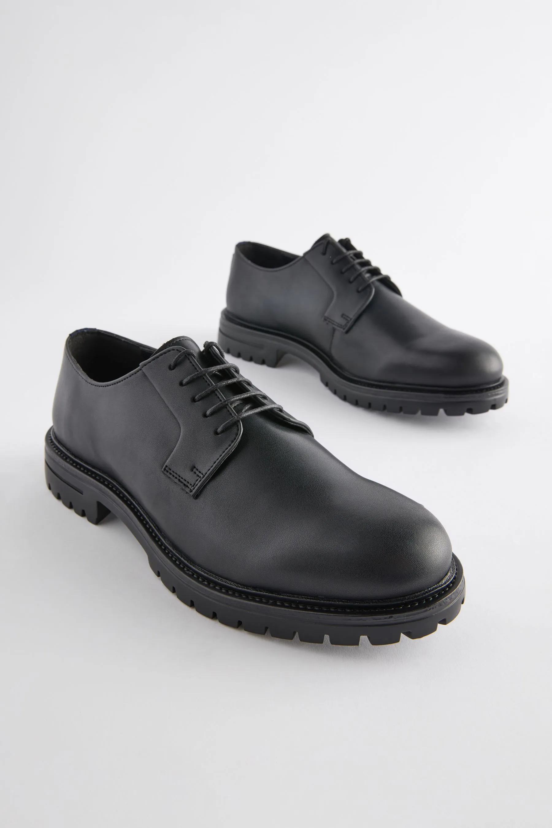 Scarpe Derby con suola con tacchetti in pelle    