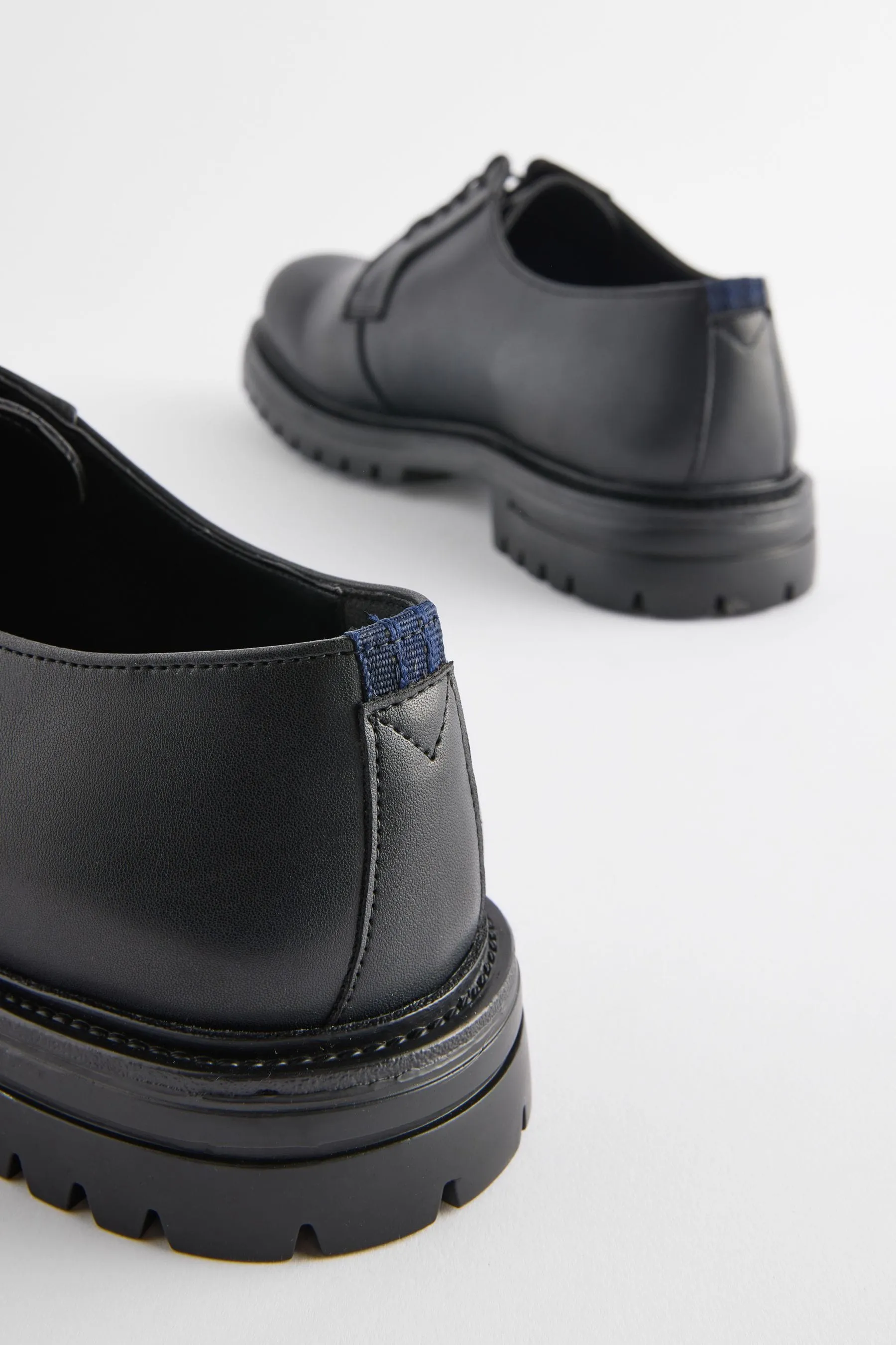 Scarpe Derby con suola con tacchetti in pelle    