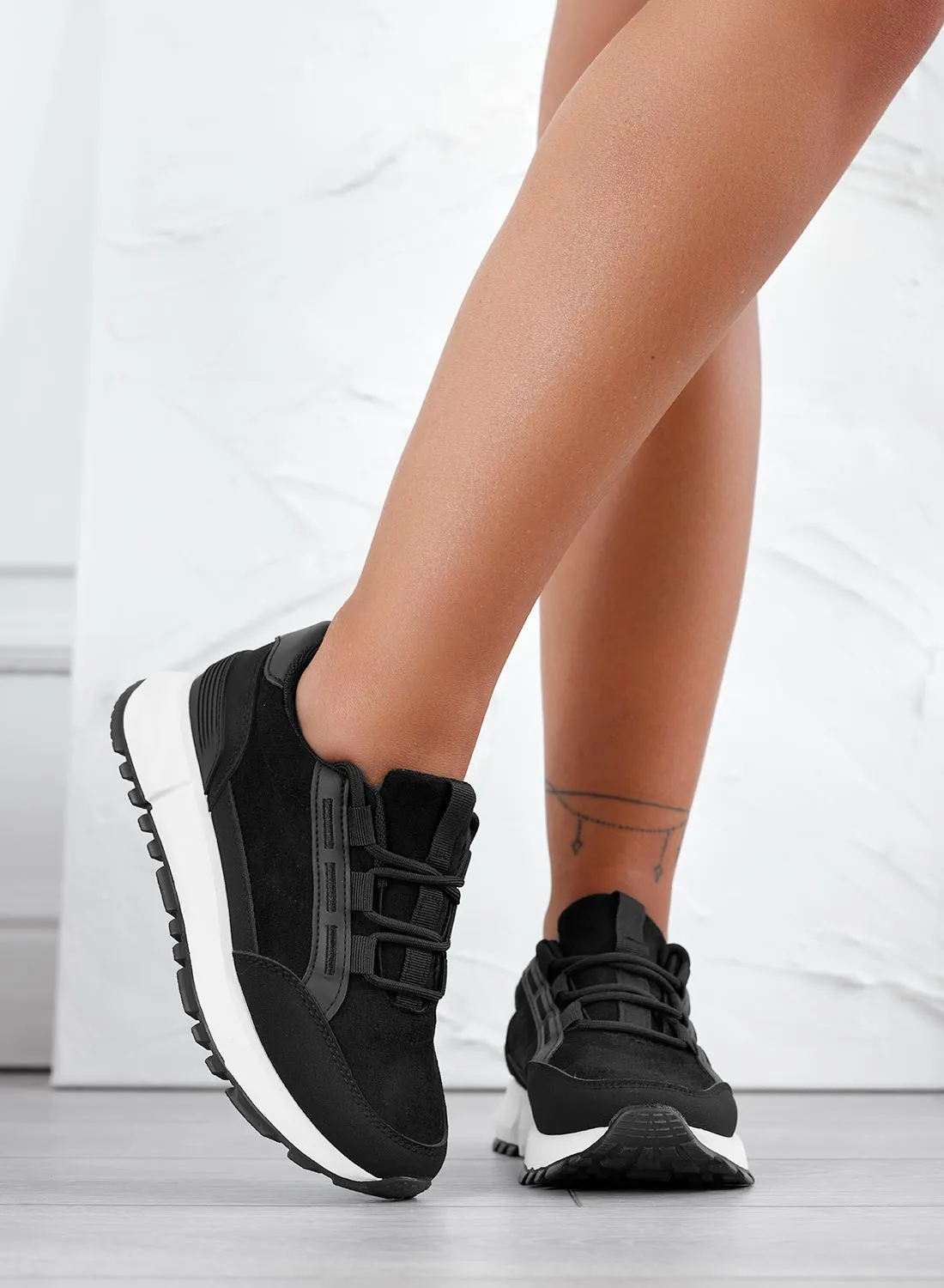 Sneakers nere in tessuto leggero