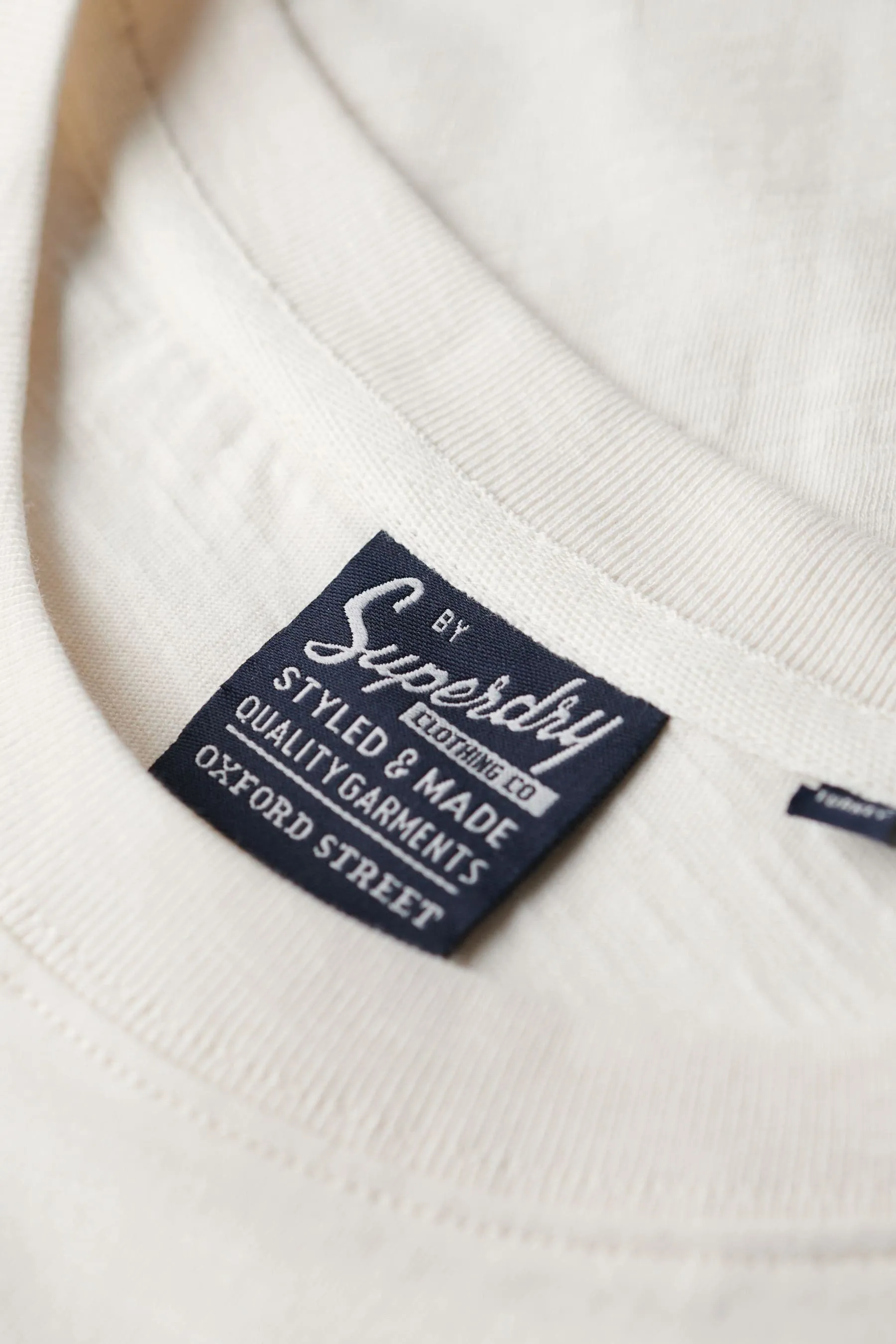 T-shirt con grafica Superdry Dettagli metallizzati Abbigliamento da lavoro
